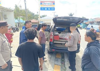 Personil Polres Simalungun saat amankan barang bukti 2 karung jahe dan mobil Daihatsu Xenia