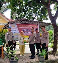 Kapolsek Siantar Martoba AKP Restuadi SH saat memberikan beras SPHP yang dibeli salah satu masyarakat