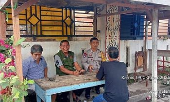 Bhabinkamtibmas Kelurahan Kebun Sayur Bripka Manoa Sitanggang sambangi masyarakat di Jalan Dalil Tani