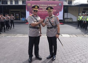 Kombes Pol Jean Calvijn Simanjuntak Kapolrestabes Medan salam komando dengan Brigjen Pol Dr.Gidion Arief Setiawan Wakapolda Sulawesi Tenggara. (Foto Ist)