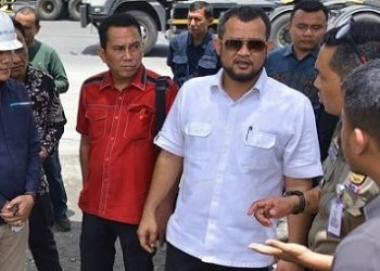 Wakil Ketua DPRD Medan H Hadi Suhendra dan Ketua Komisi 4 DPRD Medan saat meninjau depo terminal peti kemas diarea milik PT Pelindo Regional 1 Belawan di Jln Pelabuhan Raya Belawan, Kelurahan Bagan Deli, Kecamatan Medan Belawan turut hadir Yusrizal General Manager PT Pelindo Regional 1 Belawan. (Foto Ist)