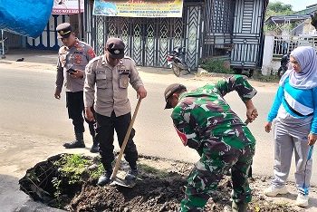 Kapolsek Serbalawan Iptu Gunawan Sembiring, S.H bersama Forkopimca Dolok Batu Nanggar dan masyarakat melaksanakan kegiatan kerja bakti membersihkan parit buangan di Jalan Perintis Kemerdekaan