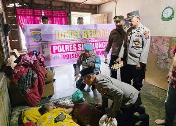 Kapolsek Tanah Jawa, Kompol Asmon Bufitra, S.H., M.H bersama jajaran personel saat Berikan Sembako ke Warga Membutuhkan di Bah Jambi II