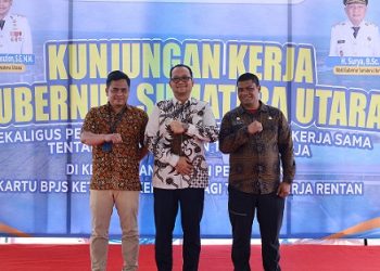 Wakil Wali Kota Tanjungbalai, Muhammad Fadly Abdina didampingi Plt Kadis Tenaga Kerja Muhammad Irfan Zuhri, serta Kabid Bina Penta dan PKK, Aulia Ikram Pulungan menghadiri Penyerahan Kartu BPJS Ketenagakerjaan bagi Pekerja Rentan se-Sumatera Utara