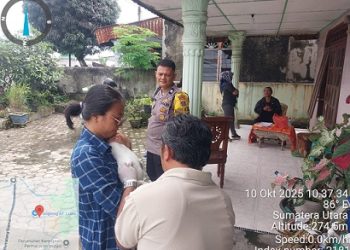 Bhabinkamtibmas Kelurahan Tambun Nabolon AIPTU Jonson Hutahuruk bersama Lurah dampingi pelaksanaan vaksinasi rabies hewan peliharaan masyarakat di jalan Tambun Timur