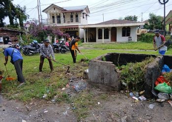 piket Bhabinkamtibmas Aiptu F Munteh, Bripka Johanes Siregar dan Bripka Yonedi mengikuti kegiatan gotong royong di Jalan Farel Pasaribu atau Lapangan bola (Lapol) atas