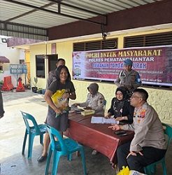 Kapolsek Siantar Selatan IPTU Priston Simbolon pimpin kegiatan Gerakan Pangan Murah kepada masyarakat