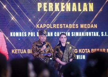 Kombes Pol Jean Calvijn Simanjuntak dan istrinya dipakaikan pakaian Pakaian Tanjak Melayu (Foto Ist)