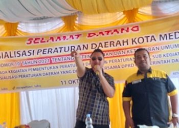 Ketua Komisi 1 DPRD Medan Reza Pahlevi Lubis saat melakukan Sosialisasi Perda (Sosper) ke X Tahun 2025 produk hukum Pemko Medan Perda No 10 Tahun 2021 tentang ketentraman dan ketertiban umum di Jl Kapten Sumarsono, lingkungan IX, Kelurahan Helvetia Timur, Medan Helvetia, Sabtu (Foto Ist)