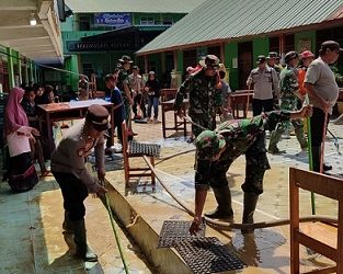 Polsek Serbalawan Evakuasi dan Bersihkan Sisa Banjir yang Rendam 120 Rumah 