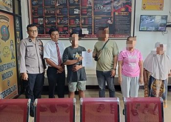 Personil piket SPKT bersama Bhabinkamtibmas menyelesaikan dugaan tindak pidana penipuan di Jalan Patuan Nagari dengan problem solving