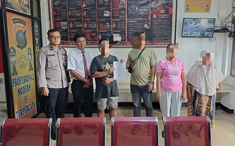 Personil piket SPKT bersama Bhabinkamtibmas menyelesaikan dugaan tindak pidana penipuan di Jalan Patuan Nagari dengan problem solving