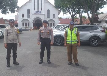 personil piket jaga dan Bhabinkmatibmas menggelar patroli gereja