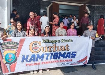 piket Bhabinkamtibmas AIPTU Welinton Nababan dan BRIPKA I. Surya Darma menggelar kegiatan Minggu Kasih Curhat Kamtibmas di Gereja GKPS Jalan Sudirman