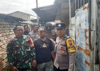 personil piket SPKT dan Bhabinkamtibmas saat membawa pihak pertama RG selaku terduga pelaku ke Mako Polsek Siantar Utara