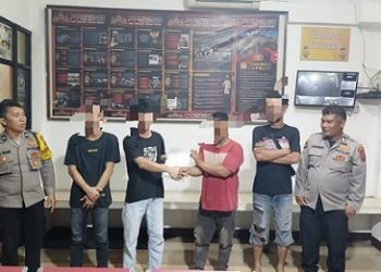personil piket SPKT bersama Bhabinkamtibmas menyelesaikan dugaan perkelahian di Jalan Patuan Nagari