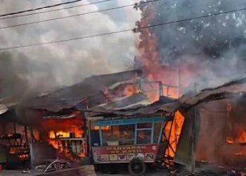 Sekitar 9 unit kios di pinggir Jalan Kebun Kopi, persimpangan Jalan Mekatani Marindal, Desa Marindal I, Kecamatan Patumbak, Kabupaten Deli Serdang terbakar. (Foto Ist)