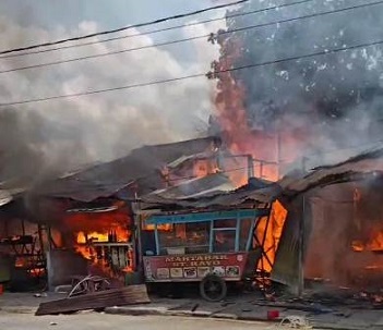 Sekitar 9 unit kios di pinggir Jalan Kebun Kopi, persimpangan Jalan Mekatani Marindal, Desa Marindal I, Kecamatan Patumbak, Kabupaten Deli Serdang terbakar. (Foto Ist)