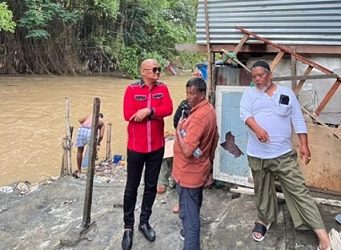 Ketua Fraksi PDI Perjuangan DPRD Kota Medan, Robi Barus meninjau langsung kawasan bantaran sungai di Kampung Sejahtera, Jalan H. Zainul Arifin, Gang Batik Keris, Petisah Tengah. (Foto Ist)
