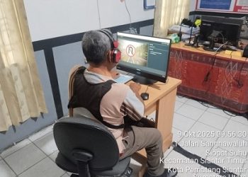 Salah satu masyarakat mengikuti tahapan pengurusan SIM sesuai SOP di Kantor Satpas Sat Lantas Polres Pematangsiantar