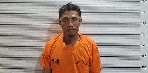 Pengedar sabu, yang telah masuk Target Operasi (TO) di kawasan Jalan Karya Jaya, Gang Bengkel, Kelurahan Pangkalan Mansyur, Kecamatan Medan Johor yang ditangkap polisi. (Foto Ist)