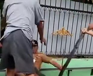 Lurah Perintis, Kecamatan Medan Timur, Muhammad Fadli yang didorong warga nasuk parit karena "polisi tidur". (Foto Tangkapan Layar)