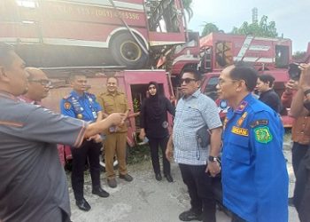 Panitia Khusus (Pansus) Ranperda Kota Medan tentang Pencegahan dan Penanggulangan Kebakaran DPRD Kota Medan di area kantor Damkarmat. (Foto Romulo)