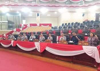 Anggota DPRD Kota Medan, Binsar Simarmata saat menerima audensi rombongan siswa SMP St. Yoseph Pemuda Medan di ruang kerjanya gedung DPRD Medan. (Foto Ist)