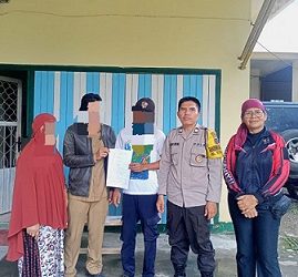 Bhabinkamtibmas Kelurahan Setia Negara AIPTU Januar Butar Butar selesaikan dugaan pencurian plat besi bulat di Jalan Antara Kanan