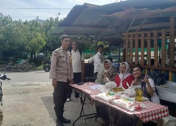 Bhabinkamtibmas Kelurahan Karo AIPDA Eko Silalahi melaksanakan monitoring kegiatan penjualan sembako murah di Jalan Gunung Sinabung