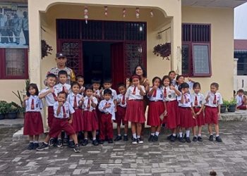 Bhabinkamtibmas Kelurahan Kebun Sayur Bripka Manoa Sitanggang melaksanakan sambang atau Door to door System (DDS) ke UPTD SDN 124385