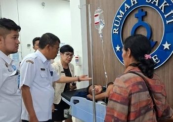 Siswa SMPN 1 Laguboti diduga mengalami keracunan menu MBG saat ditangani di RSU HKBP Balige. (Foto Ist)