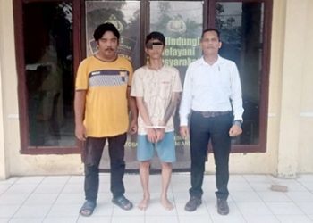 Terduga pelaku ESP diapit Kanit Reskrim IPDA Juhandya Malau SH. MH dan tim opsnal