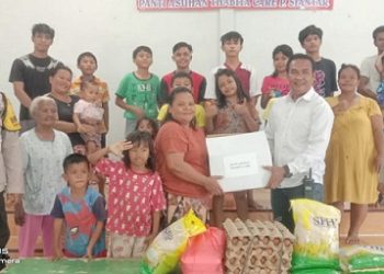 Kanit Intelkam Polsek Siantar Martoba IPDA Leo Tambunan SH bersama personil salurkan sembako Ulang Tahun ke 41 Kapolres Pematangsiantar AKBP Sah Udur T.M. Sitinjak SH. SIK. MH kepada anak anak Panti Asuhan Thabita Care jalan Tanjung Pinggir