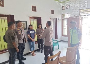 Kapolsek Siantar Marihat AKP Doni Simanjuntak SH bersama Wakapolsek IPTU Nana Sandra, Kanit Intelkam IPDA Edison Sitohang dan personil SPKT saat menanggapi laporan warganya