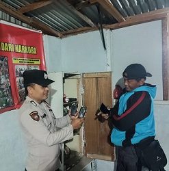 piket Bhabinkamtibmas AIPTU Januar Butar Butar, BRIPKA Dedy Silalahi dan BRIPKA Sunandar melaksanakan SALING (Sapa Siskamling) di Pos Kamling Jalan Sitalasari