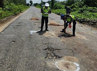 Personil Unit Gakkum Sat Lantas Polres Simalungun saat olah TKP