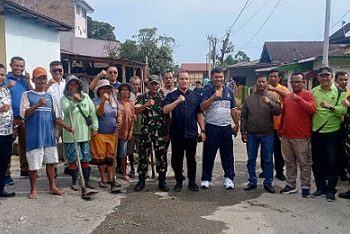 Kapolsek Siantar Marihat AKP Doni Simanjuntak SH Ikuti Gotong Royong Bersama Tiga Pilar dan Masyarakat di Gang Banjar Nahor 
