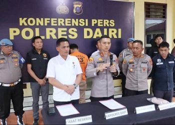 Kapolres Dairi, AKBP Otniel Siahaan saat paparan atas kasus penganiyaan dikawasan Hutan Lae Pondom Kabupaten Dairi dengan menghadirkan tersangka. (Foto Ist)
