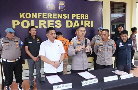 Kapolres Dairi, AKBP Otniel Siahaan saat paparan atas kasus penganiyaan dikawasan Hutan Lae Pondom Kabupaten Dairi dengan menghadirkan tersangka. (Foto Ist)