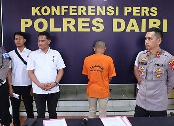 Kapolres Dairi, AKBP Otniel Siahaan saat paparan kasus tindakan asusila yang dilakukan ayah kandung. (Foto Ist)