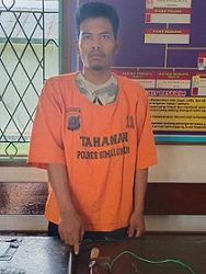 Pelaku Sunarto Manurung alias Atto dan barang bukti diamankan di Polsek Tanah Jawa