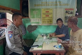 Kanit Intelkam IPDA Syaiful Panjaitan bersama Piket Bhabinakmtibmas Aipda H.N. Silalahi dan Bripka Manoa Sitanggang menggelar patroli Kampung Bebas dari Narkoba (KBN) di Jalan Siantar Timur