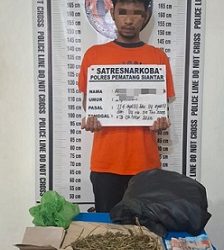 Tersangka AKS dan barang bukti 