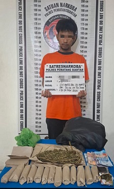 Tersangka AKS dan barang bukti