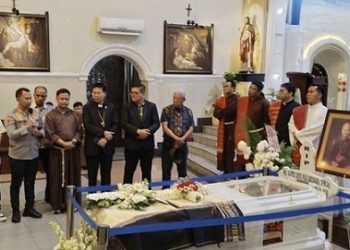 Kapolrestabes Medan, Kombes Pol Jean Calvijn Simanjuntak saat melayat ke Gereja Katedral Jalan Pemuda, Medan atas meninggalnya Uskup Emeritus Agung Medan, Mgr, Alfred Gonti Pius Datubara, OFM, Cap. (Foto Ist)