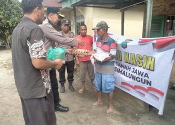 Kapolsek Tanah Jawa Kompol Asmon Bufitra S.H., M.H. bersama jajaran personilnya menggelar kegiatan Minggu Kasih dengan memberikan paket sembako kepada warga