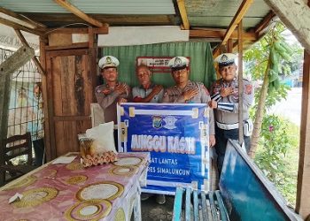 KBO Sat Lantas Polres Simalungun IPTU N.H Simanjuntak, SH. MH Salurkan Bantuan Minggu Kasih kepada Warga Kurang Mampu