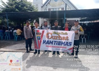 Kanit Samapta IPDA Todo Tamba bersama Piket Bhabinkamtibmas AIPDA Okto Sihole dan AIPDA G. Sinaga menggelar kegiatan Minggu Curhat Kamtibmas di Gereja GKPI JK Tomuan