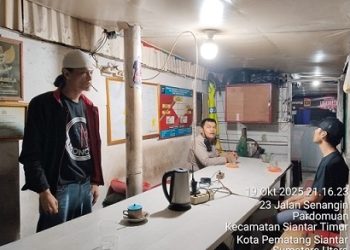 Piket Bhabinkamtibmas AIPDA Okto Sihole dan AIPDA G. Sinaga menggelar kegiatan SALING (Sapa Siskamling) di Pos Kamling Jalan Senangin